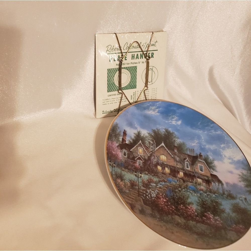 "Bear Cottage" Collectable Plate with free hanger - Picture 4 of 6